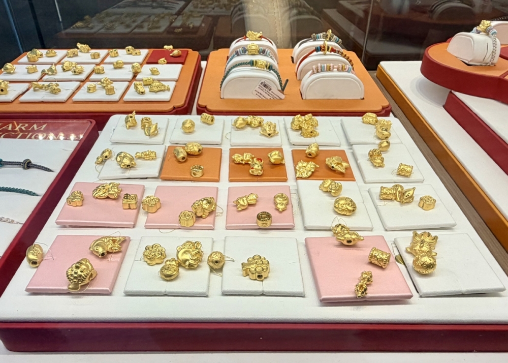 Vàng giảm sau chuỗi tăng nóng, nhu cầu trú ẩn vẫn nâng đỡ thị trường