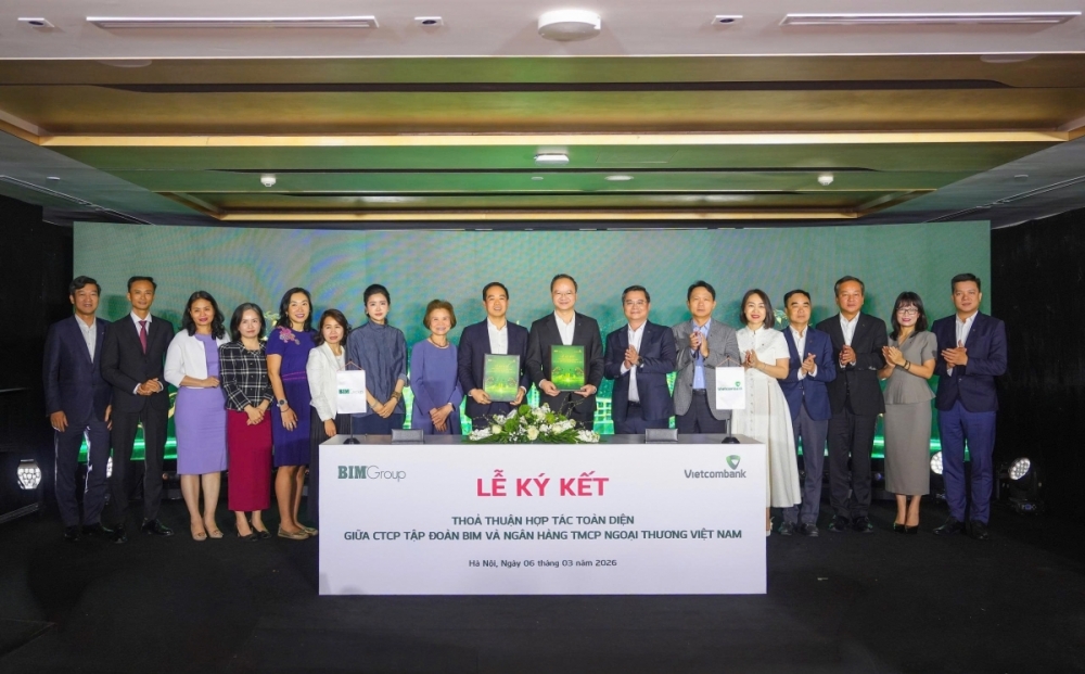 Đại diện 2 đơn vị thực hiện ký kết thỏa thuận hợp tác toàn diện (ông Lê Quang Vinh - Tổng Giám đốc Vietcombank (thứ 8 từ phải sang) và ông Đoàn Quốc Huy – Chủ tịch HĐQT kiêm Tổng Giám đốc BIM Group (thứ 9 từ phải sang). Đại diện 2 đơn vị thực hiện ký kết thỏa thuận hợp tác toàn diện (ông Lê Quang Vinh - Tổng Giám đốc Vietcombank (thứ 8 từ phải sang) và ông Đoàn Quốc Huy – Chủ tịch HĐQT kiêm Tổng Giám đốc BIM Group (thứ 9 từ phải sang).