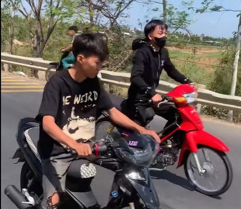 Nhóm thanh niên phóng xe, nẹt pô trên đường Trường Sơn Đông. Ảnh: Công an