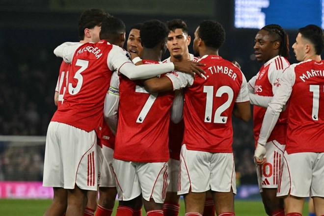 Lịch thi đấu các trận còn lại của Arsenal là dễ chịu hơn so với Man City.  Ảnh: AFP