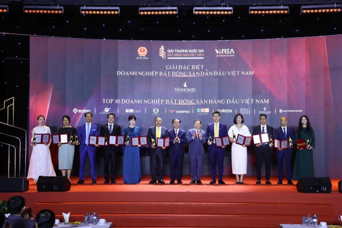 Vinh danh các doanh nghiệp, dự án có đóng góp nổi bật cho thị trường bất động sản Vinh danh các doanh nghiệp, dự án có đóng góp nổi bật cho thị trường bất động sản