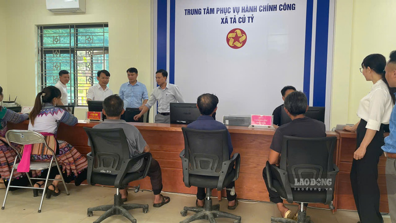 Lào Cai cũng đẩy mạnh cải cách thủ tục hành chính, công khai đường dây nóng và ứng dụng công nghệ nhằm nâng cao chất lượng phục vụ người dân, doanh nghiệp. Ảnh: Đinh Đại