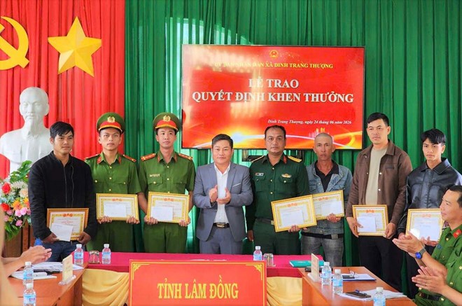 Khen thưởng đột xuất 2 tập thể, 7 cá nhân tham gia cứu hộ vụ đuối nước trên sông Đồng Nai