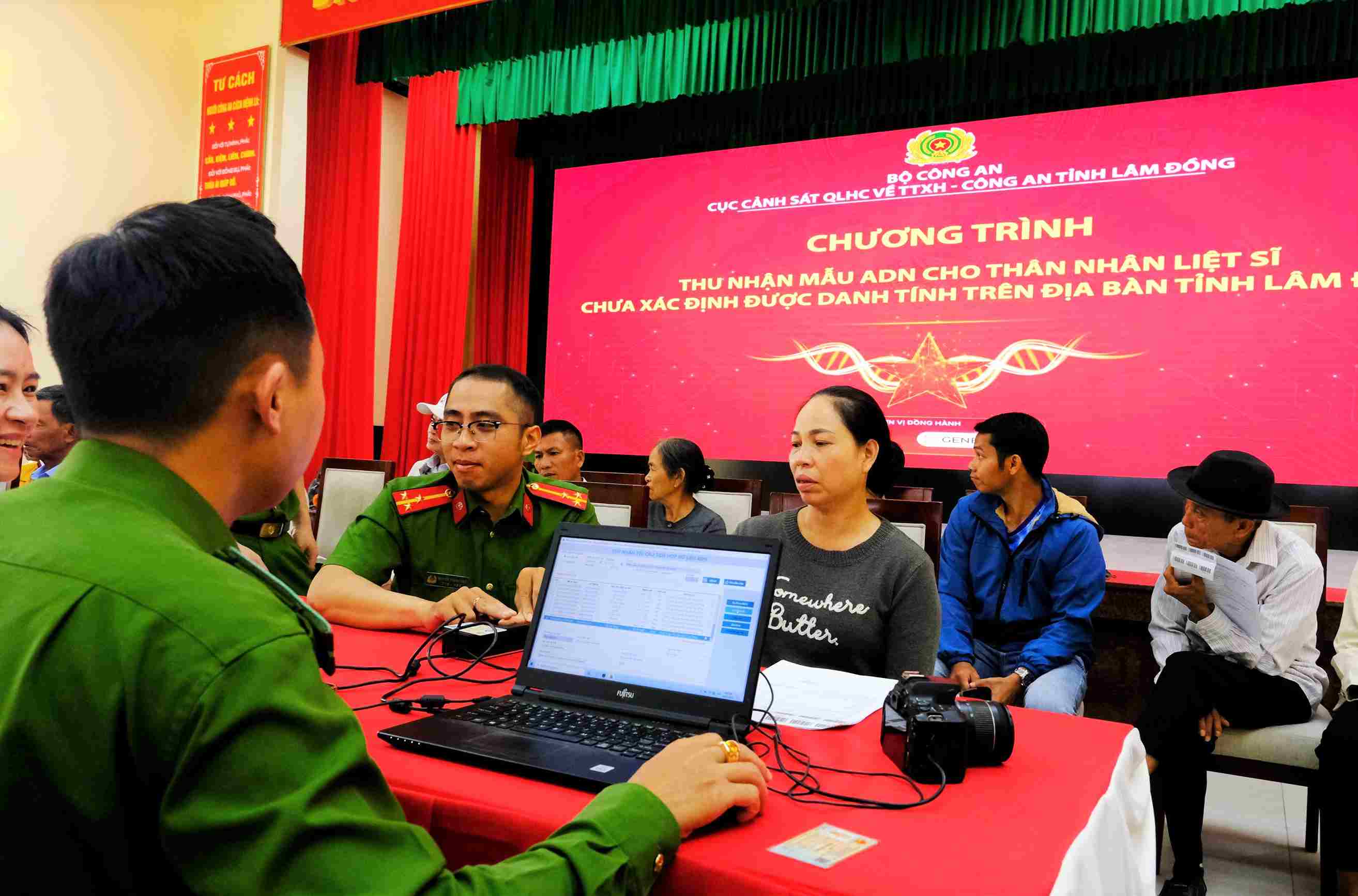 Công an tỉnh Lâm Đồng thu nhận mẫu ADN cho nhân thân liệt sĩ. Ảnh: Nhật Minh