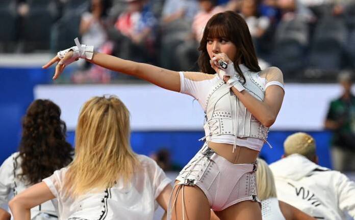 Lisa (Blackpink) biểu diễn trong lễ khai mạc World Cup 2026 tại sân vận động SoFi (Mỹ). Ảnh: AFP