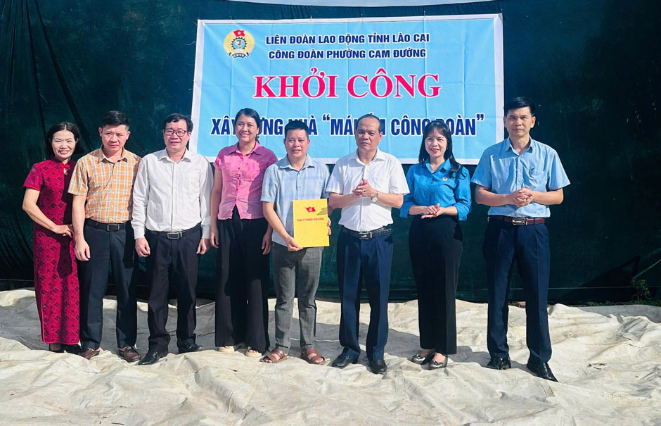 Chính quyền địa phương trao giấy phép xây dựng cho gia đình đoàn viên. Ảnh: Nguyễn Huệ
