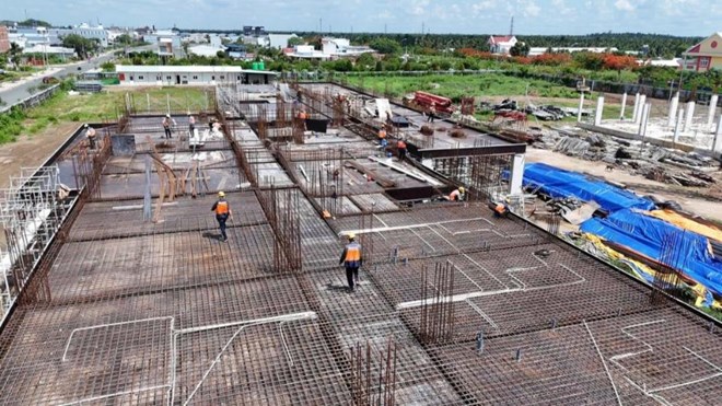 Nhà ở xã hội Công đoàn Giao Long vượt tiến độ, tòa đầu tiên đã chính thức cất nóc