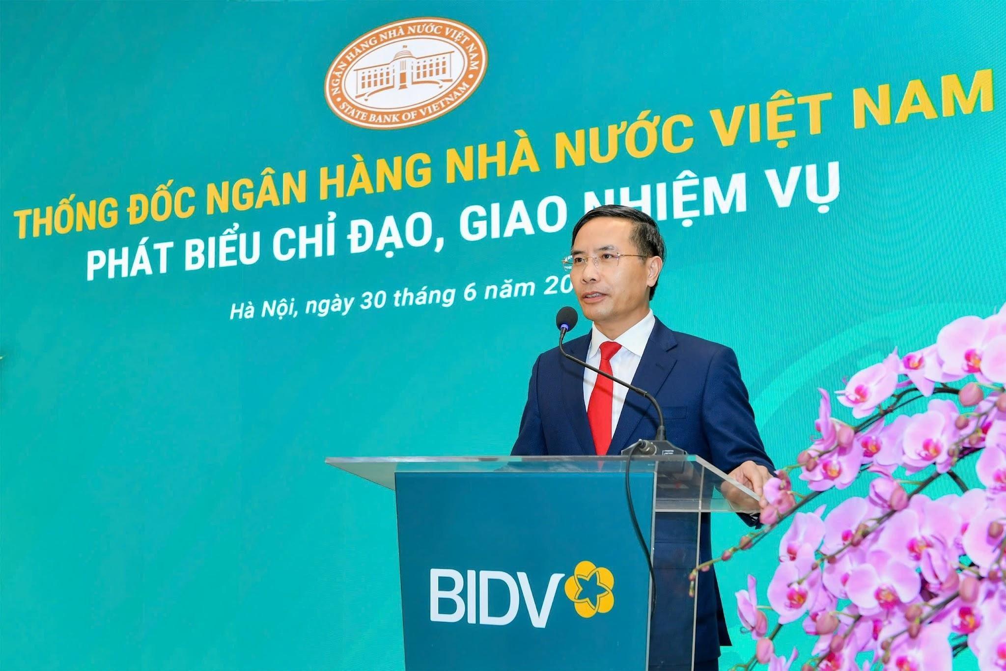 30.6-1-thong-doc-pham-duc-an-du-hoi-nghi-cong-bo-cac-quyet-dinh-nhan-su-cap-cao-va-nguoi-dai-dien-phan-von-nha-nuoc-tai-bidv.jpg