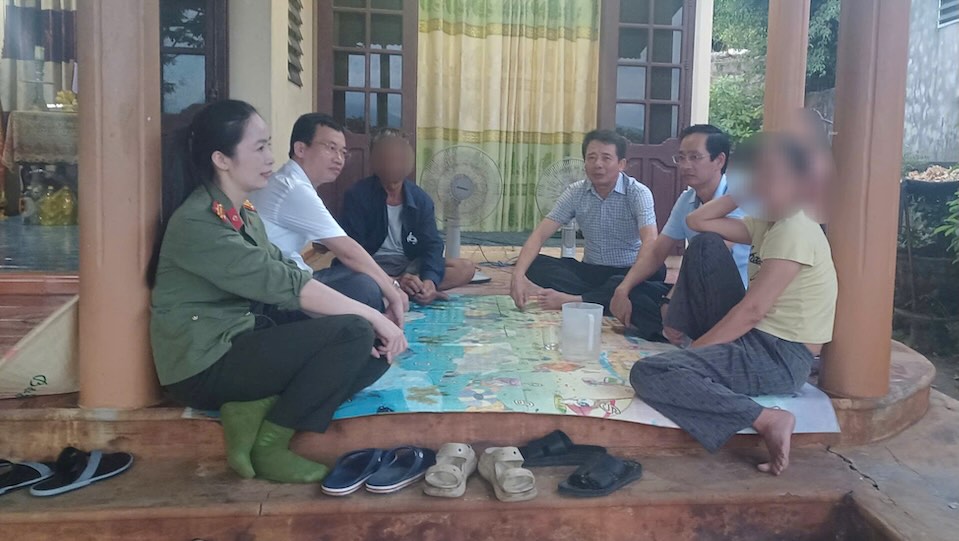 Sau quá trình đối thoại, vận động, hộ dân cuối cùng đã đồng ý nhận bồi thường và bàn giao mặt bằng cho dự án cầu Nhật Lệ 3. Ảnh: Ngọc Đan