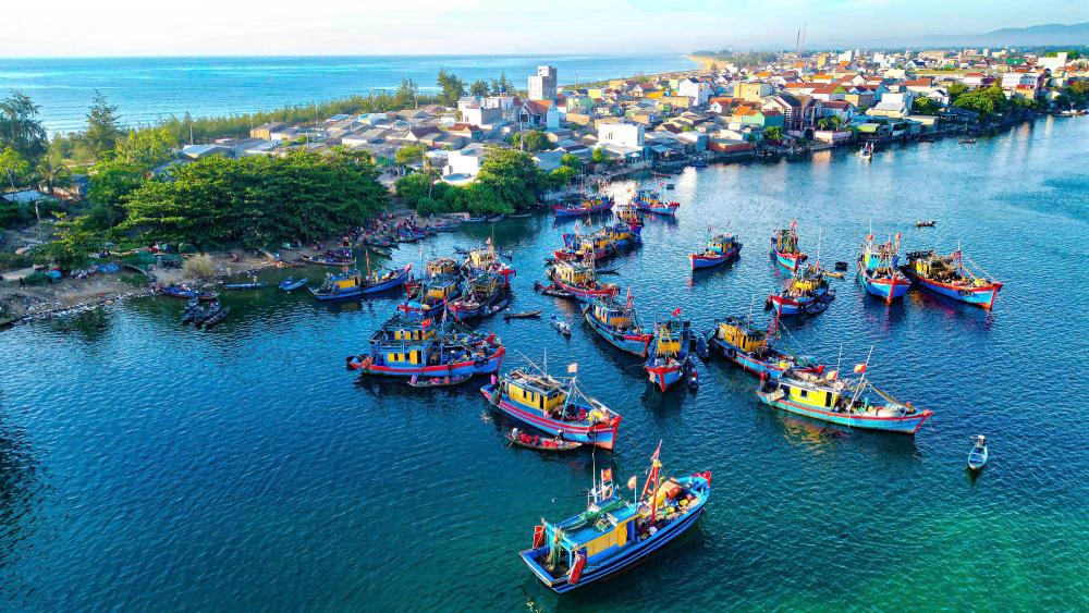 Khoảng 4 giờ đến 6 giờ 30 phút sáng hằng ngày, hàng chục chiếc tàu đánh bắt gần bờ của ngư dân xã An Phú lần lượt cập bến, mang theo những mẻ hải sản tươi rói sau một đêm vươn khơi. Ảnh: Đông Giang