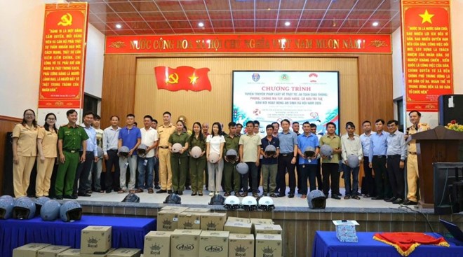 Hàng trăm người dân Đà Nẵng được tặng mũ bảo hiểm, thay nhớt miễn phí