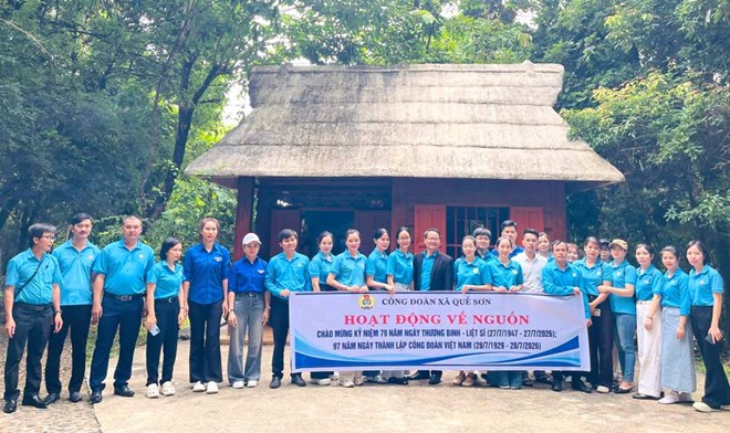 Công đoàn xã Quế Sơn, Đà Nẵng trao tặng quà cho các gia đình chính sách