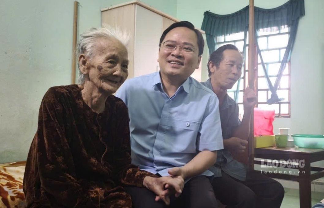 Đồng chí Nguyễn Anh Tuấn thăm, tặng quà Mẹ Việt Nam Anh hùng Phan Thị Cứu. Ảnh: Tường Minh