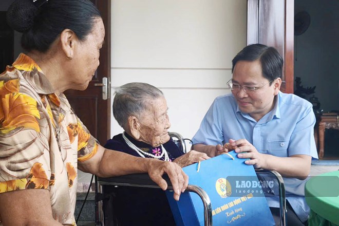 Chủ tịch Tổng Liên đoàn Lao động Việt Nam thăm, tặng quà Mẹ Việt Nam Anh hùng ở Đà Nẵng