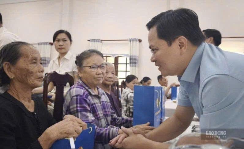Đồng chí Nguyễn Anh Tuấn trao quà các gia đình chính sách ở xã Chiên Đàn. Ảnh: Tường Minh