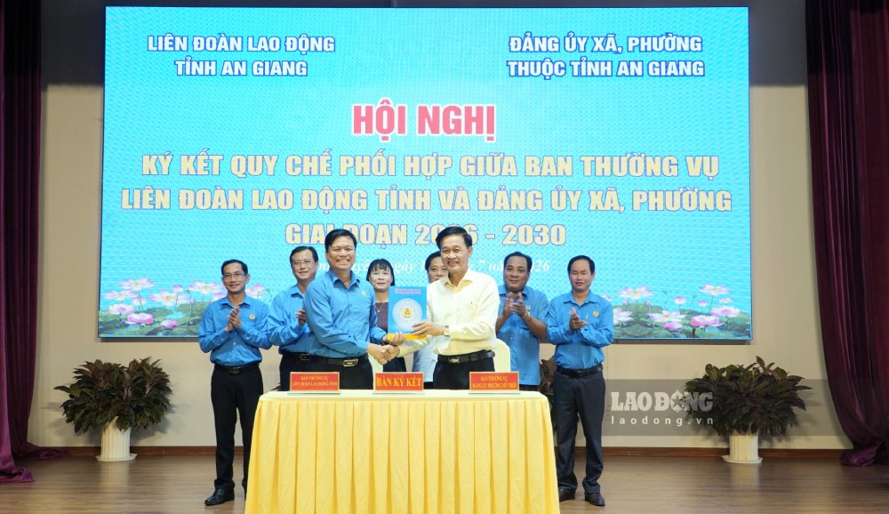 Ban Thường vụ LĐLĐ tỉnh và Ban Thường vụ Đảng ủy phường Mỹ Thới ký kết Quy chế phối hợp công tác. Ảnh: Nguyên Anh