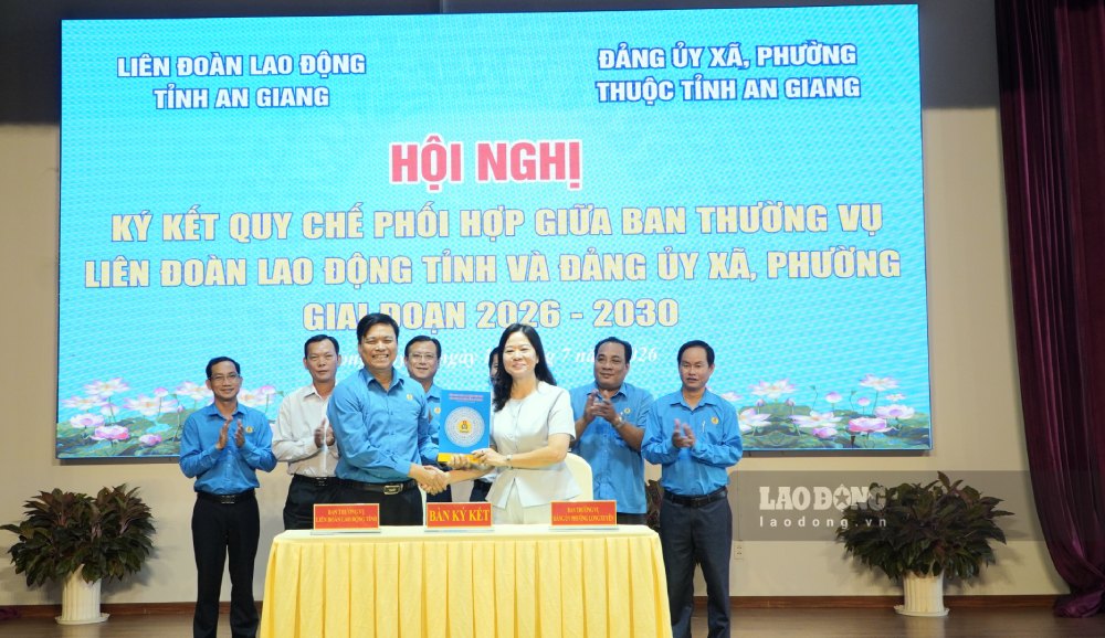 Ban Thường vụ LĐLĐ tỉnh và Ban Thường vụ Đảng ủy phường Long Xuyên ký kết Quy chế phối hợp công tác. Ảnh: Nguyên Anh