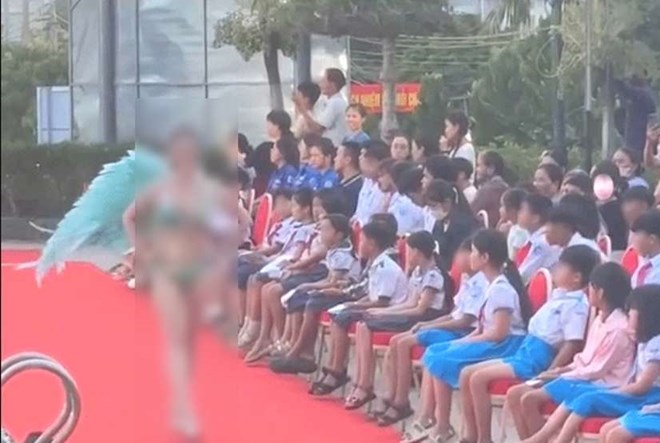NTK Tạ Linh Nhân lên tiếng vụ thí sinh hoa hậu diễn bikini trước mặt học sinh
