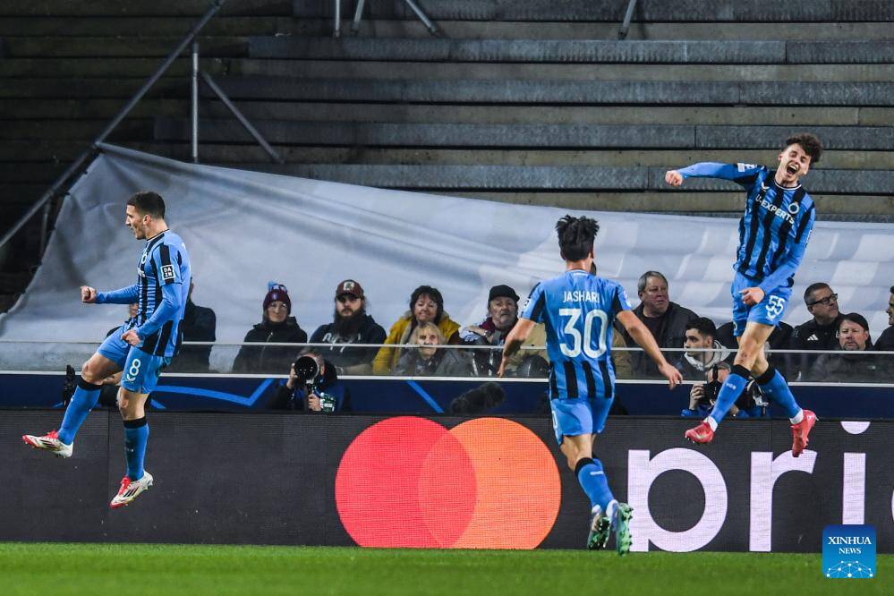 Christos Tzolis (số 8) thi đấu nổi bật tại Club Brugge.  Ảnh: Xinhua