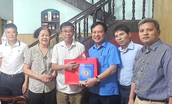Tổng LĐLĐVN thăm hỏi gia đình người có công nhân Ngày Thương binh - Liệt sĩ