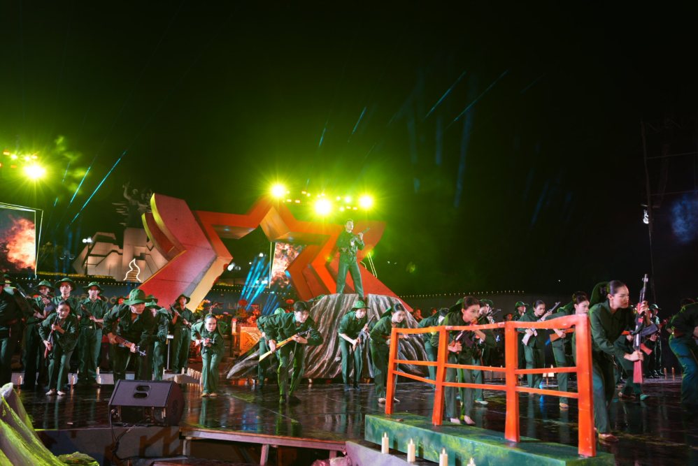 Chương trình cầu truyền hình “Sao sáng dẫn đường” mang đến không gian tri ân thiêng liêng, để lại nhiều cảm xúc lắng đọng tại các điểm cầu trên cả nước. Ảnh: Ban tổ chức