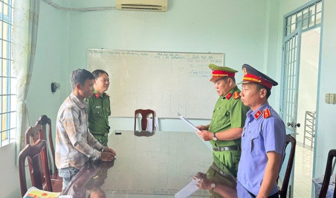 Đề nghị truy tố đối tượng giao cấu với bé gái là họ hàng của mình