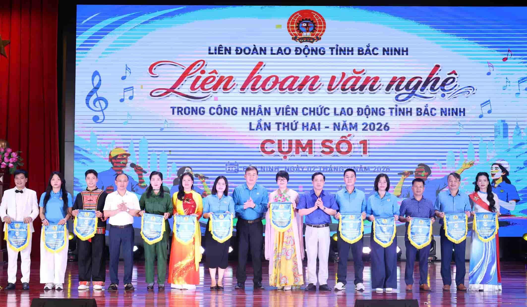 Ngay sau lễ khai mạc, Ban Tổ chức đã trao Cờ lưu niệm cho các đội tham gia Liên hoan. Ảnh: Quyết Chiến/Liên đoàn Lao động tỉnh.