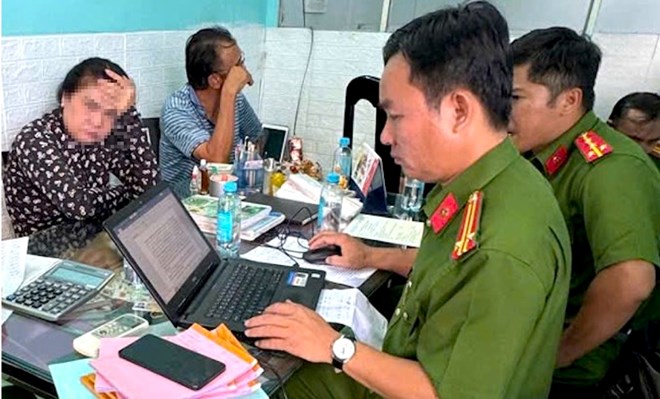 Phát hiện gạo không rõ nguồn gốc, đóng gói vào bao bì nhãn hiệu gạo nổi tiếng