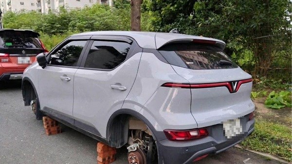 Công an xác minh vụ ôtô bị tháo 2 bánh khi đỗ qua đêm ở Hà Nội
