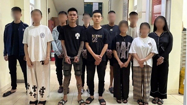 Khởi tố nhóm đối tượng cầm dao chém nhau trong quán ăn ở Hà Nội
