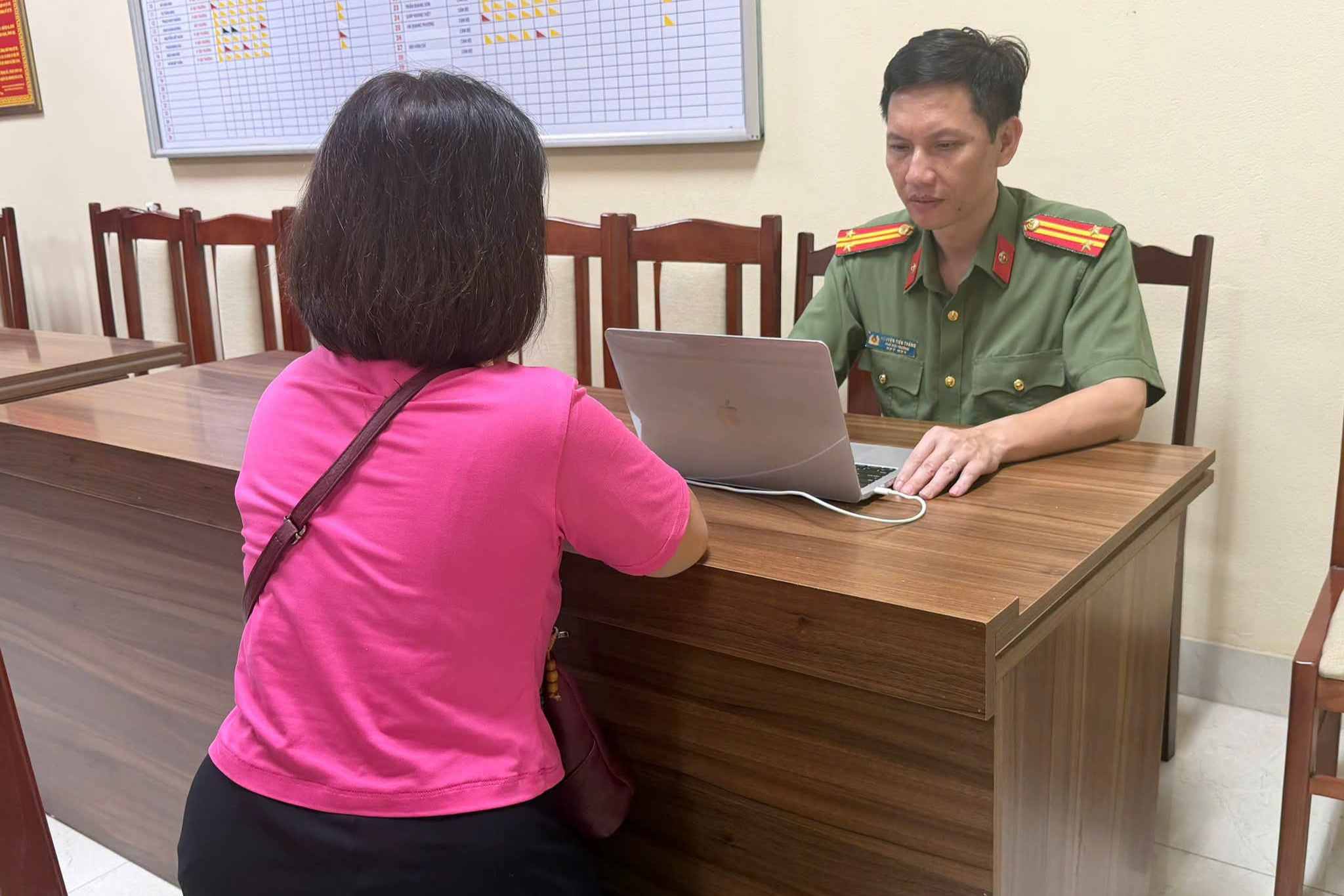 Công an làm việc với bà N. Ảnh: Công an tỉnh Phú Thọ