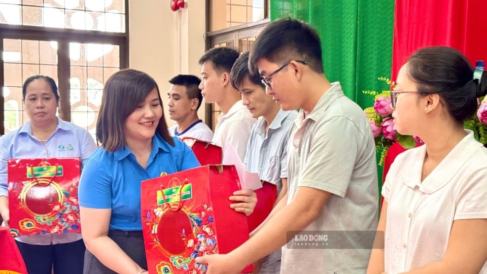 Mỗi phần quà gồm 500.000 đồng tiền mặt và nhu yếu phẩm trị giá 400.000 đồng, góp phần động viên người lao động khó khăn. Ảnh: Hoàng Lộc