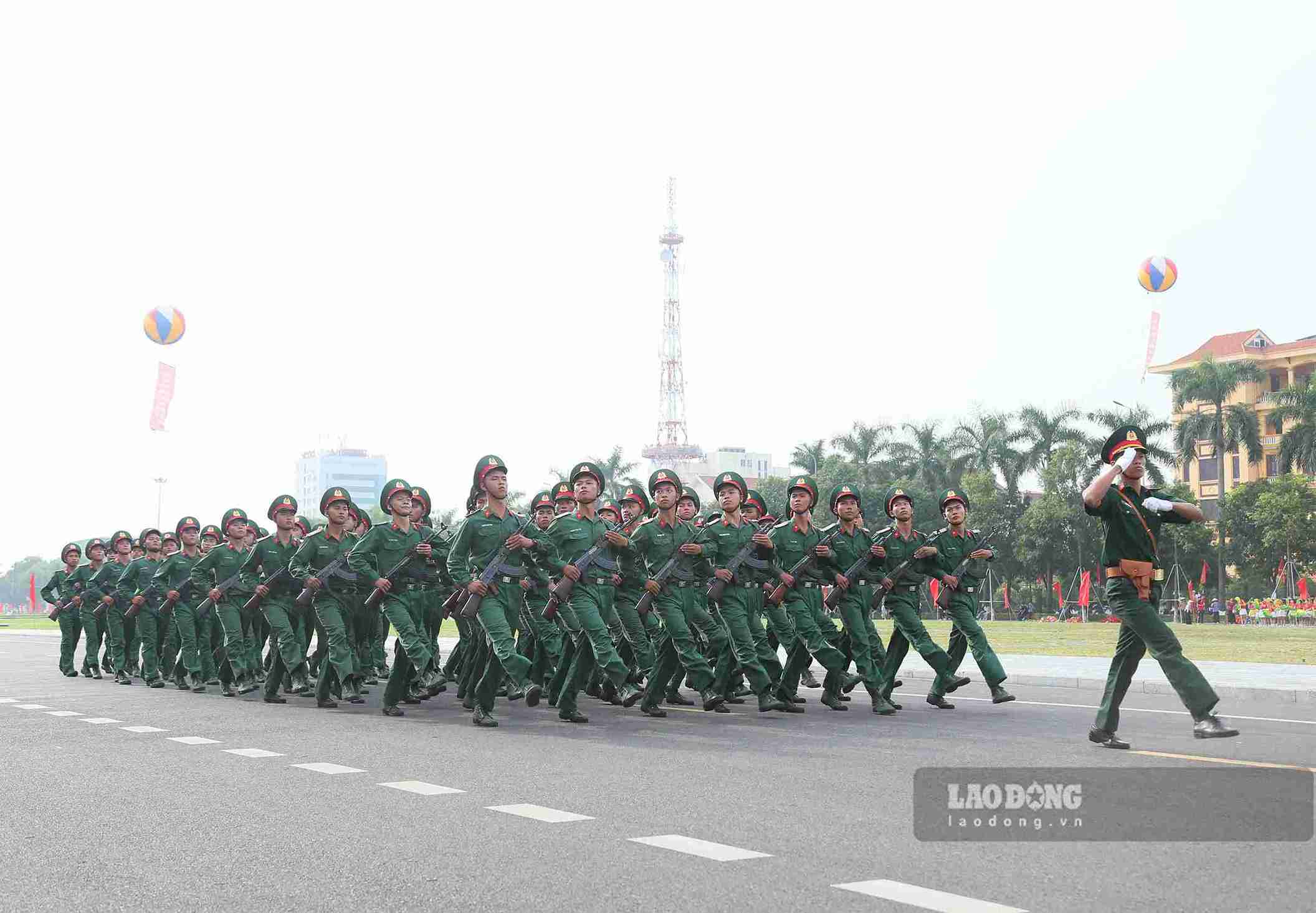 Màn diễu hành biểu dương lực lượng thu hút sự tham gia của 36 khối.