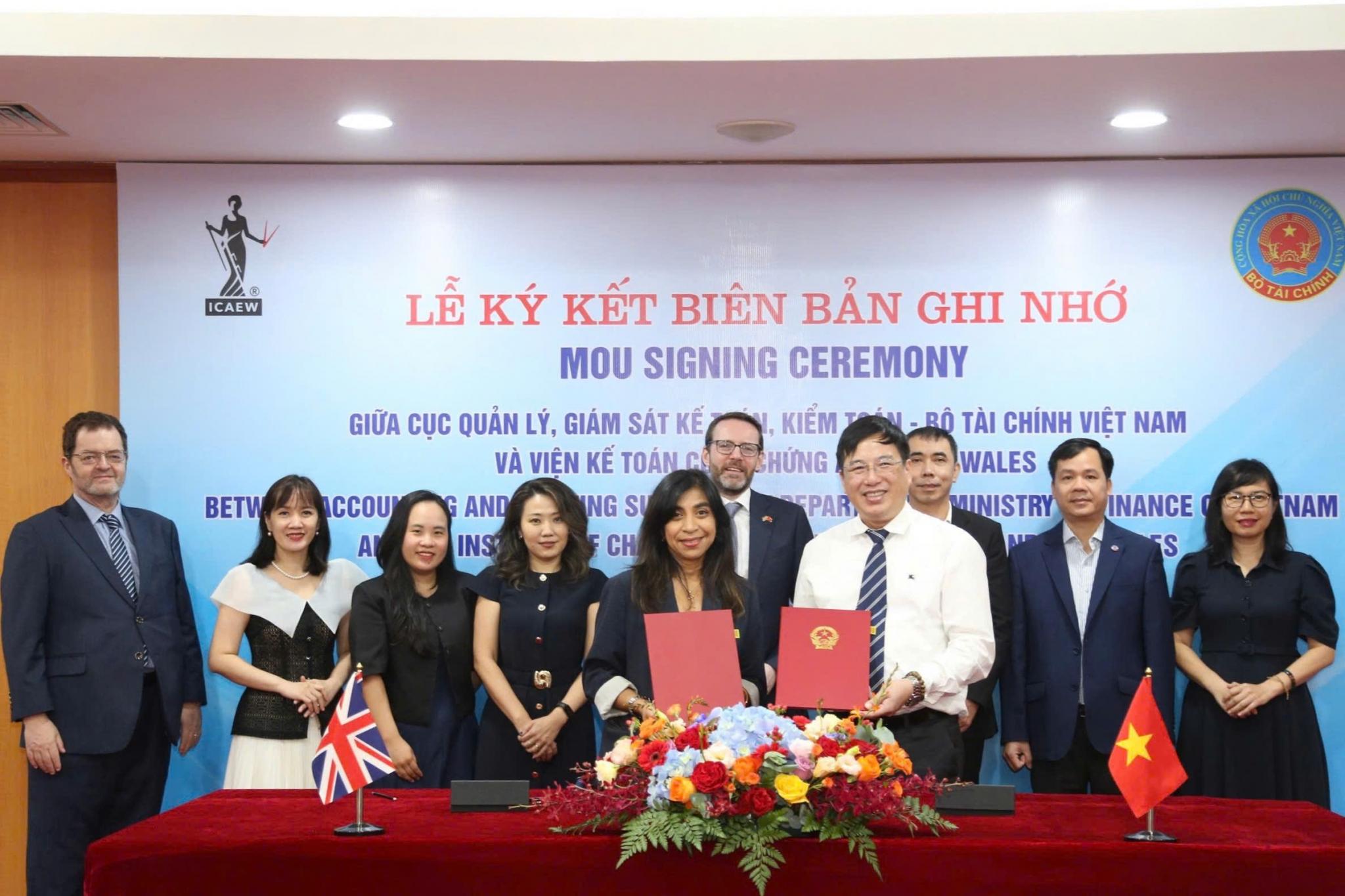 Bộ Tài chính và ICAEW ký kết hợp tác, thúc đẩy áp dụng IFRS tại Việt Nam