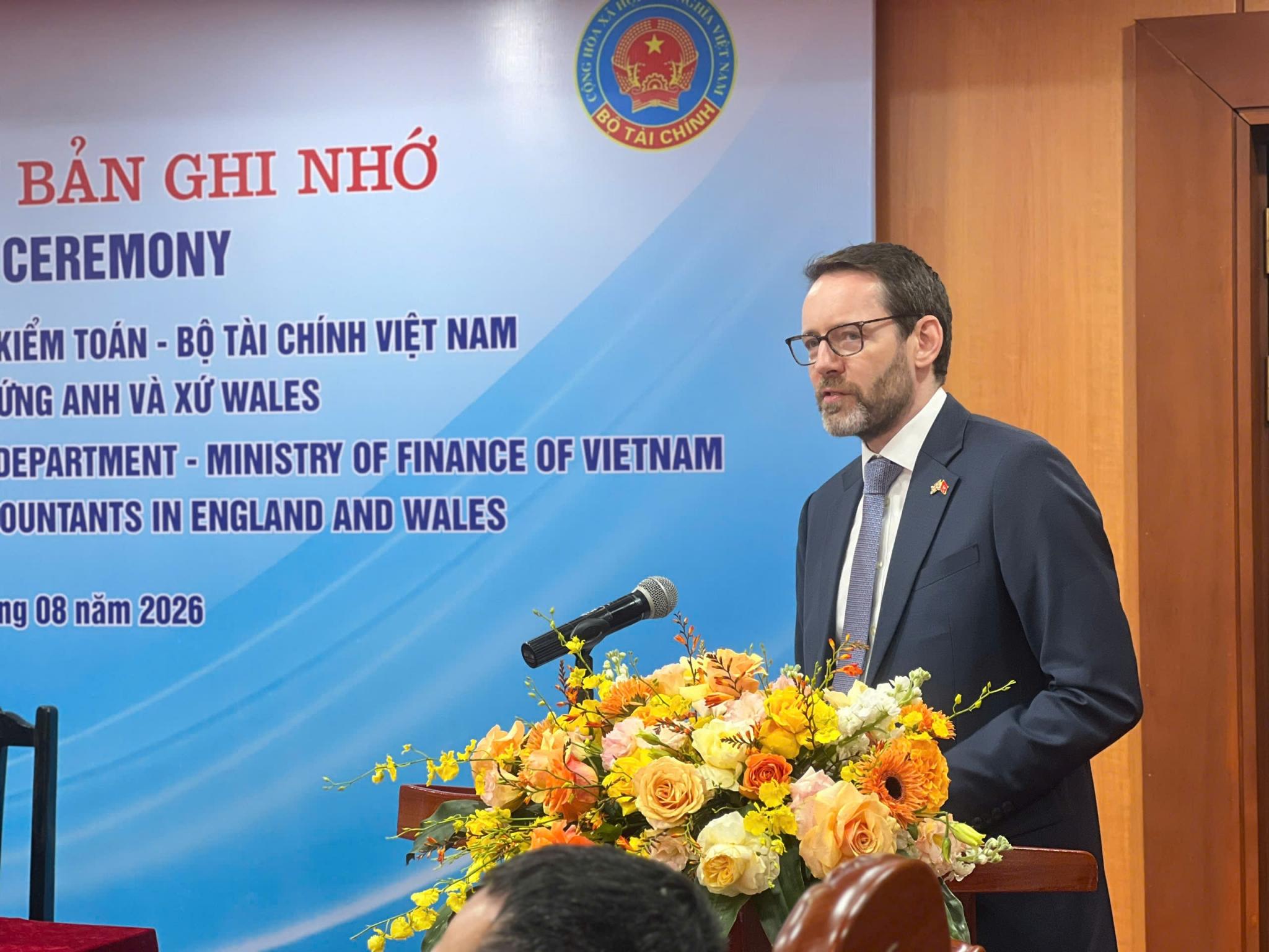 Bộ Tài chính và ICAEW ký kết hợp tác, thúc đẩy áp dụng IFRS tại Việt Nam