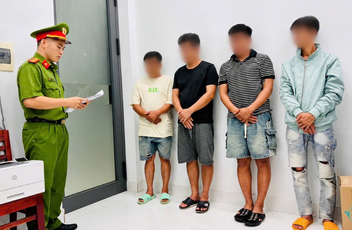 Cơ quan Cảnh sát điều tra, Công an tỉnh Lâm Đồng đọc lệnh  giữ người trong trường hợp khẩn cấp và quyết định tạm giữ hình sự các đối tượng có liên quan. Ảnh: Công an cung cấp