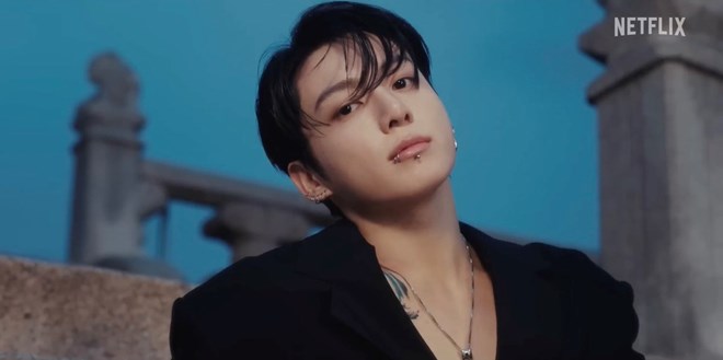 Jungkook (BTS) gây chú ý với chiếc túi đựng thuốc khi đang livestream