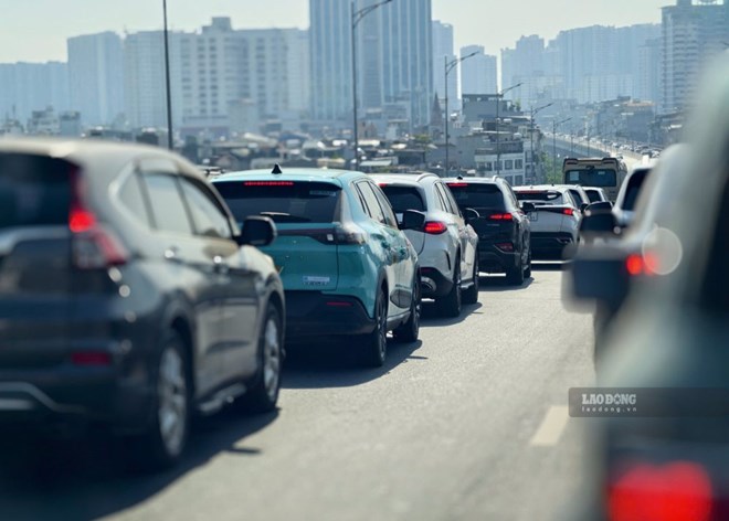 Mất gần 2 tiếng đồng hồ để đi qua cầu Vĩnh Tuy trong sáng 3.9