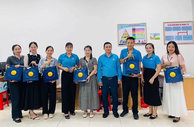 Công đoàn cơ sở trao 2.800 hộp bánh Trung thu cho người lao động