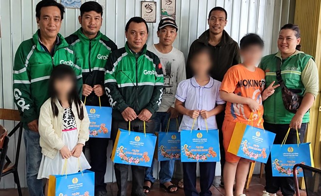 Nghiệp đoàn Lái xe công nghệ Grab Đà Nẵng tặng quà Trung thu cho con đoàn viên