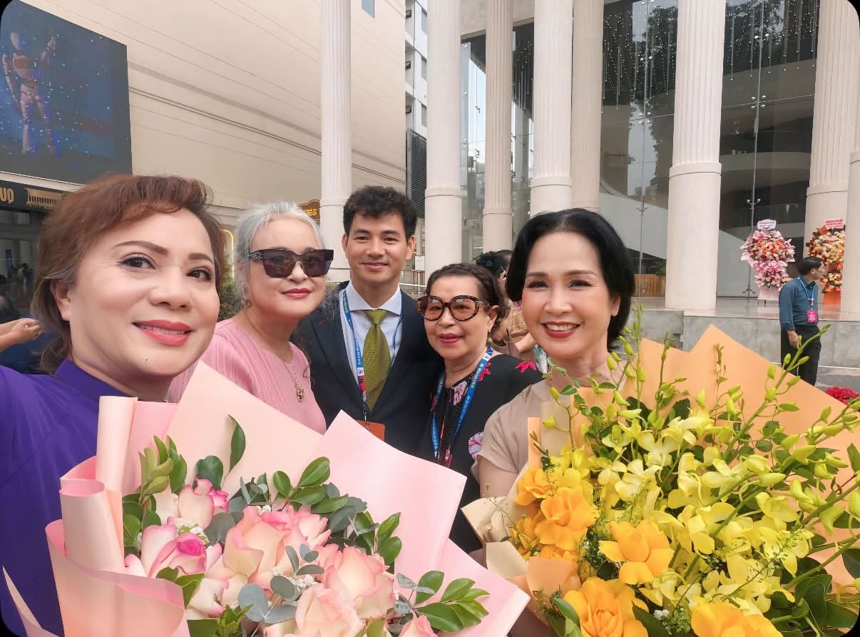 NSND Hương Dung, NSND Hoàng Cúc, NSND Xuân Bắc, NSND Kim Thư, NSND Lan Hương (từ trái sang) trong một lần hội ngộ. Ảnh: Nhân vật cung cấp
