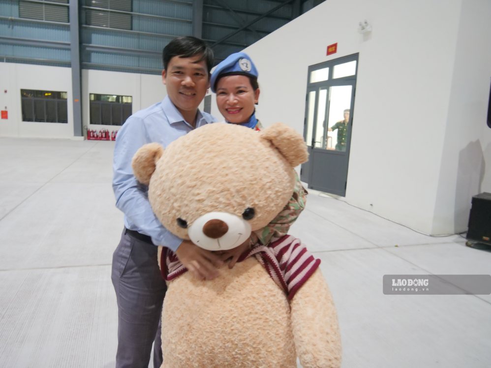 Trung tá quân nhân chuyên nghiệp Trần Thuận Trang đoàn tụ cùng chồng sau một năm làm nhiệm vụ tại Nam Sudan. Ảnh: Anh Tú chụp 27.9.2026