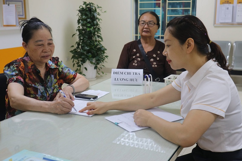 Người dân được hướng dẫn chuyển nhận lương hưu qua chuyển khoản. Ảnh: BHXH Điện Biên