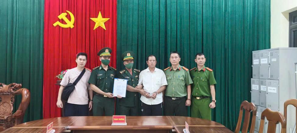 Lực lượng chức năng lập biên bản bắt giữ và di lý bị can Nguyễn Thế Phụng về trụ sở Công an tỉnh Quảng Ngãi để phục vụ công tác điều tra. Ảnh: Công an tỉnh Quảng Ngãi