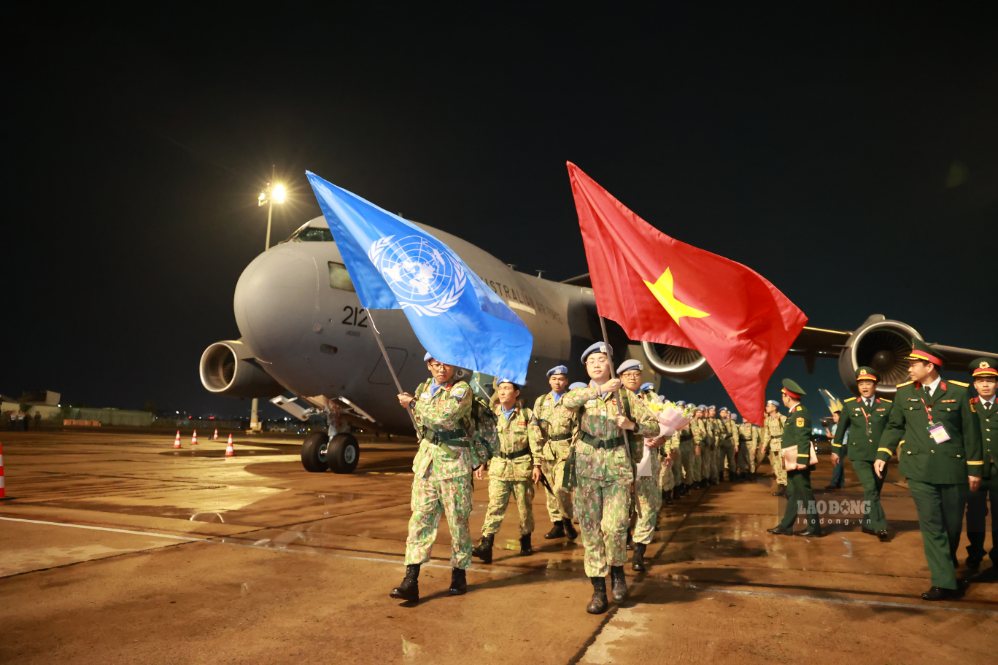 BVDC 2.7 hoàn thành nhiệm vụ tại Nam Sudan hạ cánh xuống sân bay Tân Sơn Nhất. Ảnh: Anh Tú chụp 27.9.2026