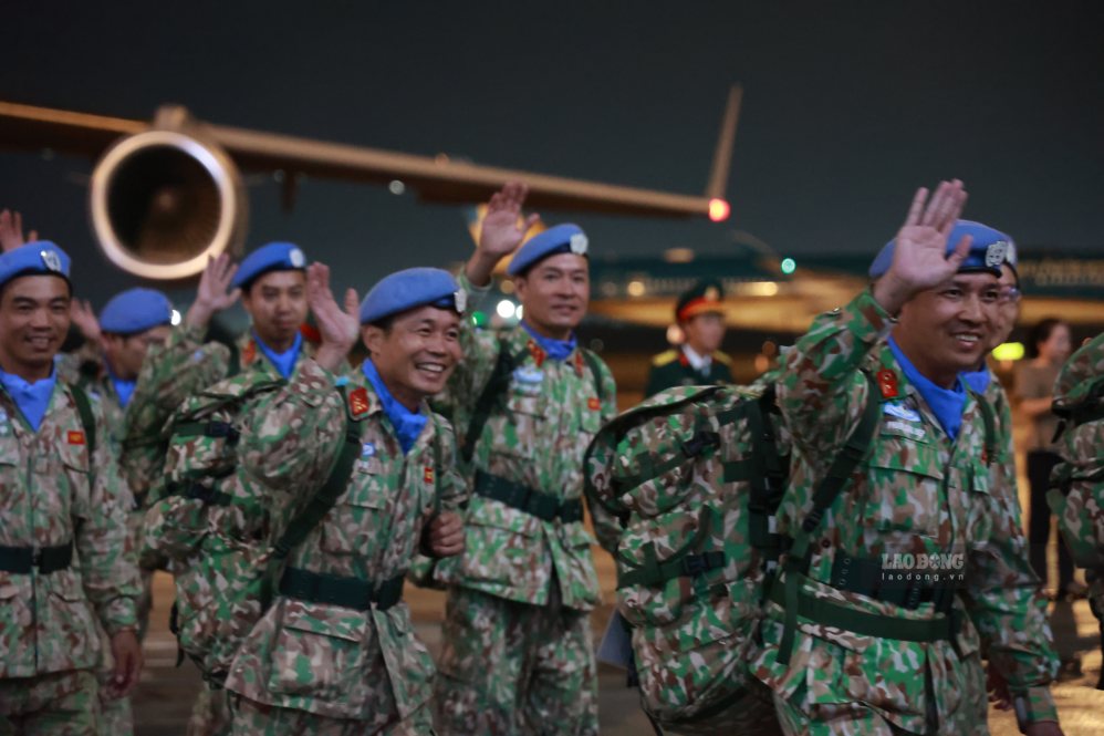 Các cán bộ, nhân viên BVDC 2.7 vui mừng trong ngày trở về sau khi hoàn thành nhiệm vụ tại Nam Sudan. Ảnh: Anh Tú chụp 27.9.2026