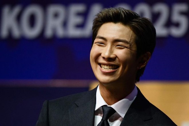 RM (BTS) đưa bộ sưu tập nghệ thuật Hàn Quốc đến bảo tàng Mỹ