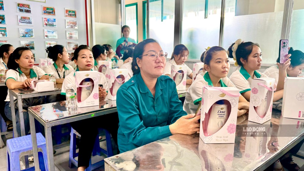Hoạt động trao quà cho 80 nữ đoàn viên, công nhân lao động tiêu biểu tại Công ty TNHH Tỷ Xuân nhân dịp 20.10. Ảnh: Hoàng Lộc (chụp ngày 16.10.2026)