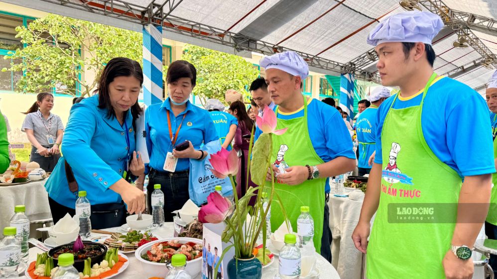 Ban Giám khảo chấm điểm các món ăn dự thi theo tiêu chí dinh dưỡng, hương vị, thẩm mỹ và an toàn vệ sinh thực phẩm. Ảnh: Hoàng Lộc (chụp ngày 16.10.2026)