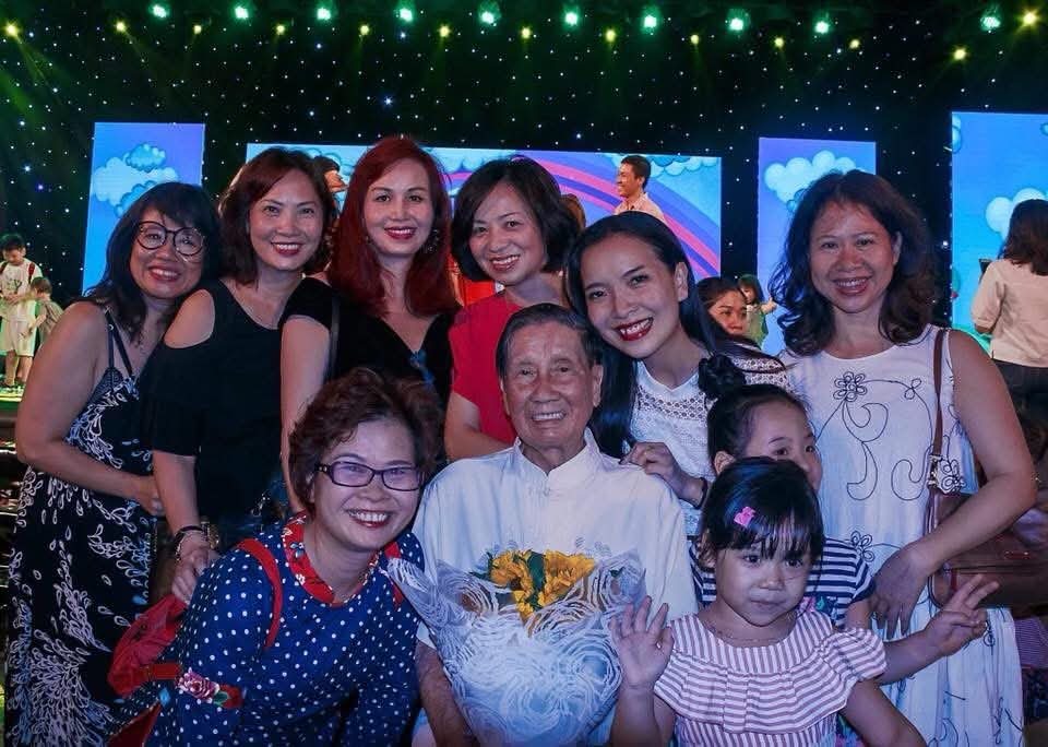 Nhạc sĩ Phạm Tuyên và con gái (hàng đầu) cùng Hoa hậu Diệu Hoa (thứ 3, từ trái sang) trong một lần hội ngộ. Ảnh: Gia đình cung cấp.
